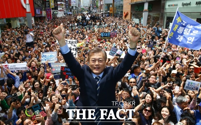 [TF이슈] '한류 대통령' 탄생? 中 웨이보 팬클럽 5만5000명 돌파 - 정치 > 기사 - 더팩트