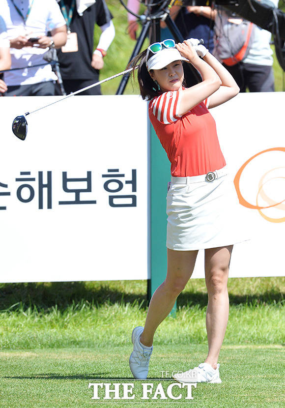 한국여자프로골프(KLPGA) 투어 '한화금융 클래식 2017' 대회 최종 4라운드가 3일 오전 강원 춘천시 제이드팰리스골프클럽에서 열린 가운데 정예나(29) 선수가 티샷 전 스트레칭을 하고 있다. /춘천=이덕인 기자