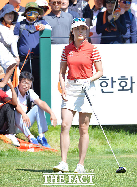 한국여자프로골프(KLPGA) 투어 '한화금융 클래식 2017' 대회 최종 4라운드가 3일 오전 강원 춘천시 제이드팰리스골프클럽에서 열린 가운데 정예나(29) 선수가 티샷 전 스트레칭을 하고 있다. /춘천=이덕인 기자