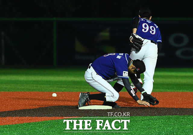 제10회 한스타 연예인 야구대회가 23일 오후 경기도 고양시 장항야구장에서 열린 가운데 폴라베어스와 천하무적이 화려한 경기를 펼치고 있다. /고양=임세준 기자