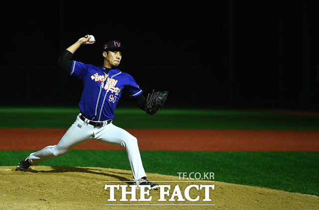 제10회 한스타 연예인 야구대회가 23일 오후 경기도 고양시 장항야구장에서 열린 가운데 폴라베어스와 천하무적이 화려한 경기를 펼치고 있다. /고양=임세준 기자