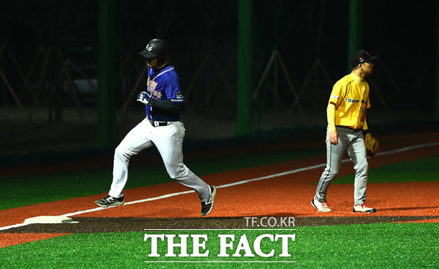 제10회 한스타 연예인 야구대회가 23일 오후 경기도 고양시 장항야구장에서 열린 가운데 폴라베어스와 천하무적이 화려한 경기를 펼치고 있다. /고양=임세준 기자