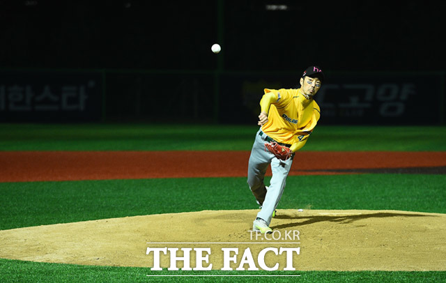 제10회 한스타 연예인 야구대회가 23일 오후 경기도 고양시 장항야구장에서 열린 가운데 폴라베어스와 천하무적이 화려한 경기를 펼치고 있다. /고양=임세준 기자