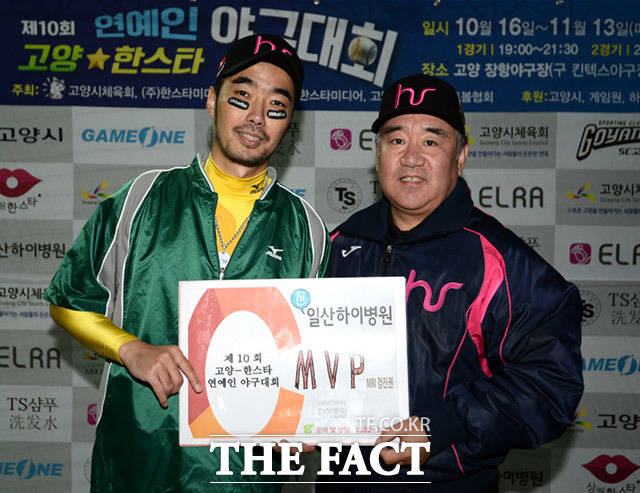 제10회 한스타 연예인 야구대회가 23일 오후 경기도 고양시 장항야구장에서 열린 가운데 폴라베어스와 천하무적이 화려한 경기를 펼치고 있다. /고양=임세준 기자