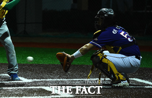 제10회 한스타 연예인 야구대회가 23일 오후 경기도 고양시 장항야구장에서 열린 가운데 폴라베어스와 천하무적이 화려한 경기를 펼치고 있다. /고양=임세준 기자