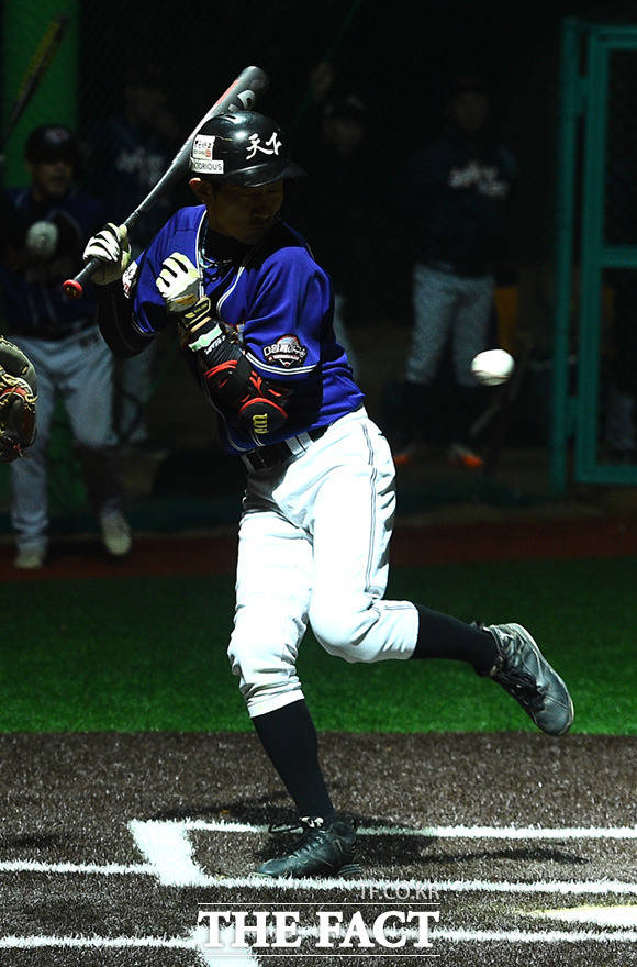 제10회 한스타 연예인 야구대회가 23일 오후 경기도 고양시 장항야구장에서 열린 가운데 폴라베어스와 천하무적이 화려한 경기를 펼치고 있다. /고양=임세준 기자