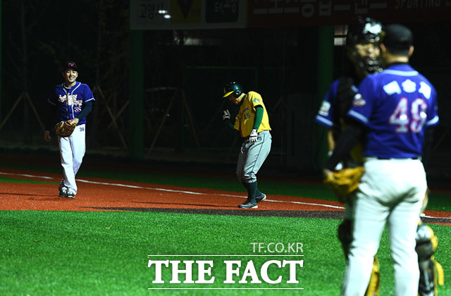 제10회 한스타 연예인 야구대회가 23일 오후 경기도 고양시 장항야구장에서 열린 가운데 폴라베어스와 천하무적이 화려한 경기를 펼치고 있다. /고양=임세준 기자