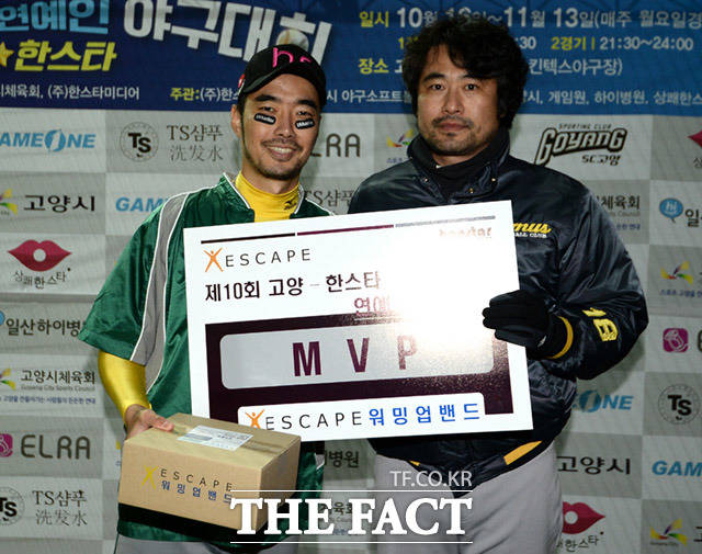 제10회 한스타 연예인 야구대회가 23일 오후 경기도 고양시 장항야구장에서 열린 가운데 폴라베어스와 천하무적이 화려한 경기를 펼치고 있다. /고양=임세준 기자