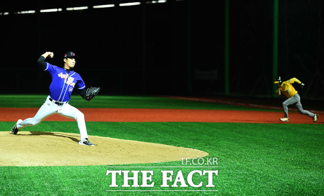 제10회 한스타 연예인 야구대회가 23일 오후 경기도 고양시 장항야구장에서 열린 가운데 폴라베어스와 천하무적이 화려한 경기를 펼치고 있다. /고양=임세준 기자