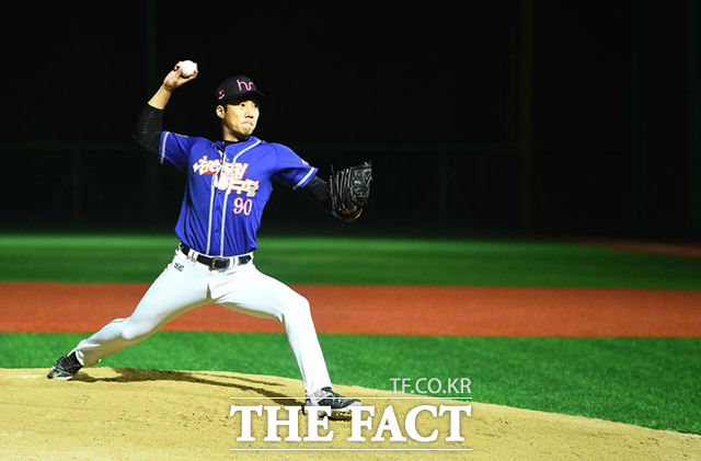 제10회 한스타 연예인 야구대회가 23일 오후 경기도 고양시 장항야구장에서 열린 가운데 폴라베어스와 천하무적이 화려한 경기를 펼치고 있다. /고양=임세준 기자