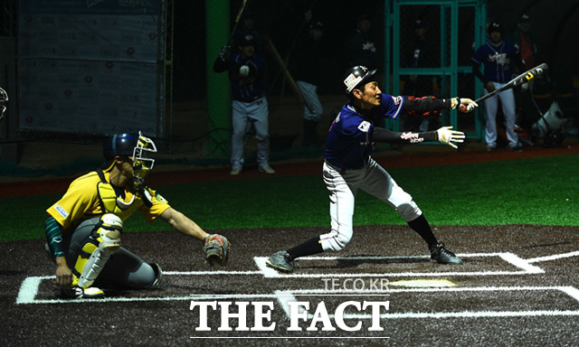 제10회 한스타 연예인 야구대회가 23일 오후 경기도 고양시 장항야구장에서 열린 가운데 폴라베어스와 천하무적이 화려한 경기를 펼치고 있다. /고양=임세준 기자