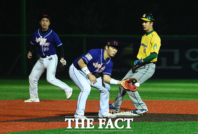 제10회 한스타 연예인 야구대회가 23일 오후 경기도 고양시 장항야구장에서 열린 가운데 폴라베어스와 천하무적이 화려한 경기를 펼치고 있다. /고양=임세준 기자