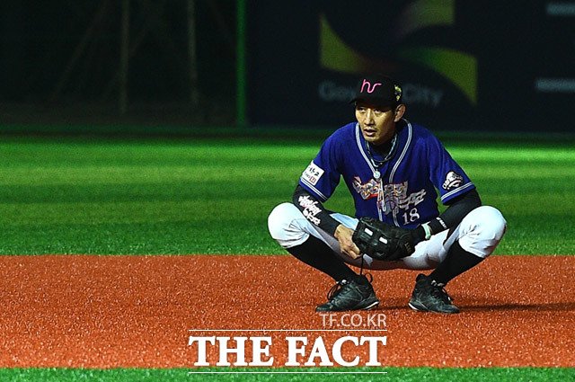 제10회 한스타 연예인 야구대회가 23일 오후 경기도 고양시 장항야구장에서 열린 가운데 폴라베어스와 천하무적이 화려한 경기를 펼치고 있다. /고양=임세준 기자