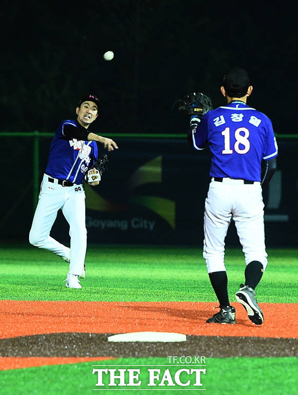 제10회 한스타 연예인 야구대회가 23일 오후 경기도 고양시 장항야구장에서 열린 가운데 폴라베어스와 천하무적이 화려한 경기를 펼치고 있다. /고양=임세준 기자
