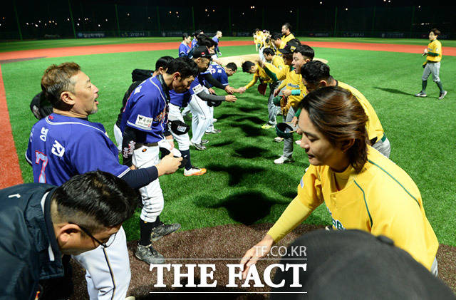 제10회 한스타 연예인 야구대회가 23일 오후 경기도 고양시 장항야구장에서 열린 가운데 폴라베어스와 천하무적이 화려한 경기를 펼치고 있다. /고양=임세준 기자