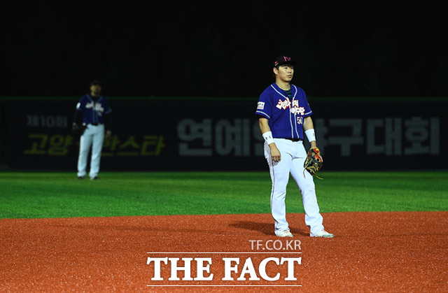 제10회 한스타 연예인 야구대회가 23일 오후 경기도 고양시 장항야구장에서 열린 가운데 폴라베어스와 천하무적이 화려한 경기를 펼치고 있다. /고양=임세준 기자