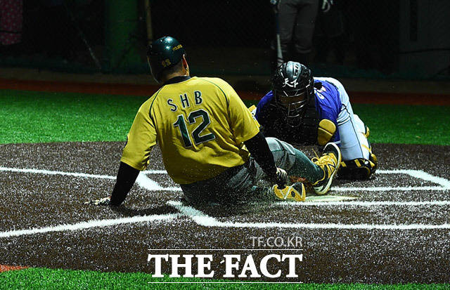 제10회 한스타 연예인 야구대회가 23일 오후 경기도 고양시 장항야구장에서 열린 가운데 폴라베어스와 천하무적이 화려한 경기를 펼치고 있다. /고양=임세준 기자