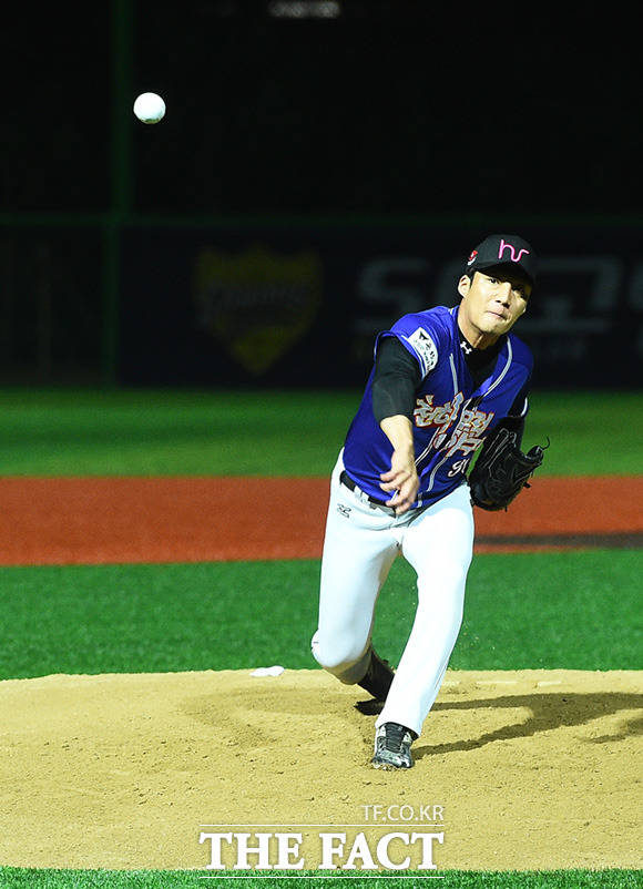 제10회 한스타 연예인 야구대회가 23일 오후 경기도 고양시 장항야구장에서 열린 가운데 폴라베어스와 천하무적이 화려한 경기를 펼치고 있다. /고양=임세준 기자