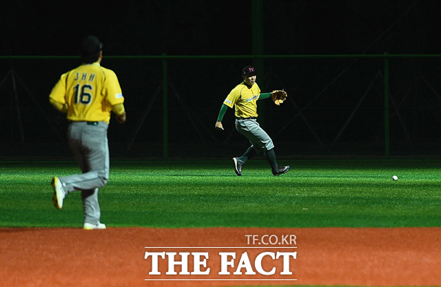 제10회 한스타 연예인 야구대회가 23일 오후 경기도 고양시 장항야구장에서 열린 가운데 폴라베어스와 천하무적이 화려한 경기를 펼치고 있다. /고양=임세준 기자