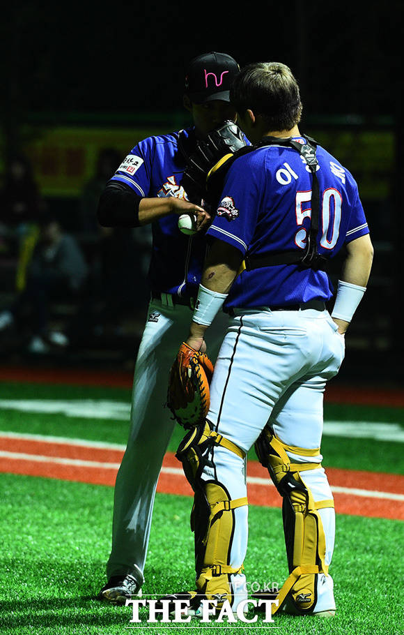 제10회 한스타 연예인 야구대회가 23일 오후 경기도 고양시 장항야구장에서 열린 가운데 폴라베어스와 천하무적이 화려한 경기를 펼치고 있다. /고양=임세준 기자