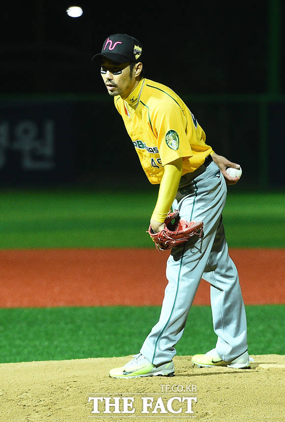 제10회 한스타 연예인 야구대회가 23일 오후 경기도 고양시 장항야구장에서 열린 가운데 폴라베어스와 천하무적이 화려한 경기를 펼치고 있다. /고양=임세준 기자