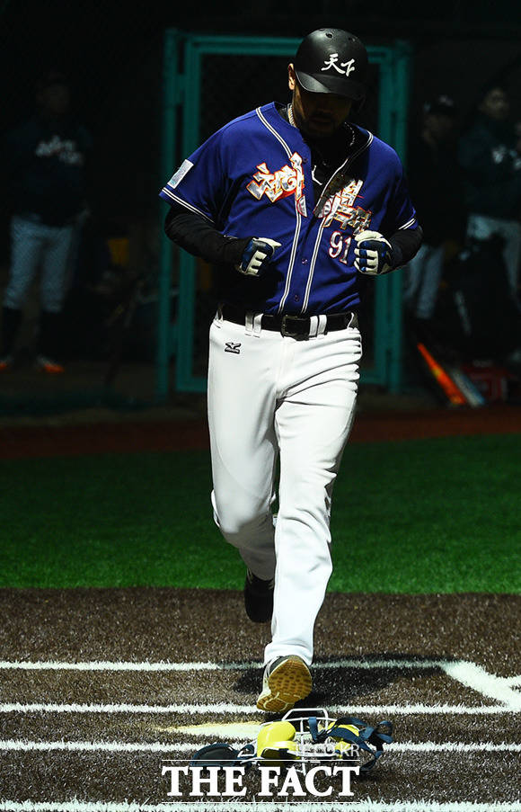 제10회 한스타 연예인 야구대회가 23일 오후 경기도 고양시 장항야구장에서 열린 가운데 폴라베어스와 천하무적이 화려한 경기를 펼치고 있다. /고양=임세준 기자