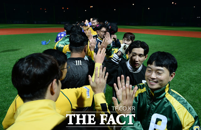 제10회 한스타 연예인 야구대회가 23일 오후 경기도 고양시 장항야구장에서 열린 가운데 폴라베어스와 천하무적이 화려한 경기를 펼치고 있다. /고양=임세준 기자