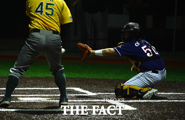 제10회 한스타 연예인 야구대회가 23일 오후 경기도 고양시 장항야구장에서 열린 가운데 폴라베어스와 천하무적이 화려한 경기를 펼치고 있다. /고양=임세준 기자