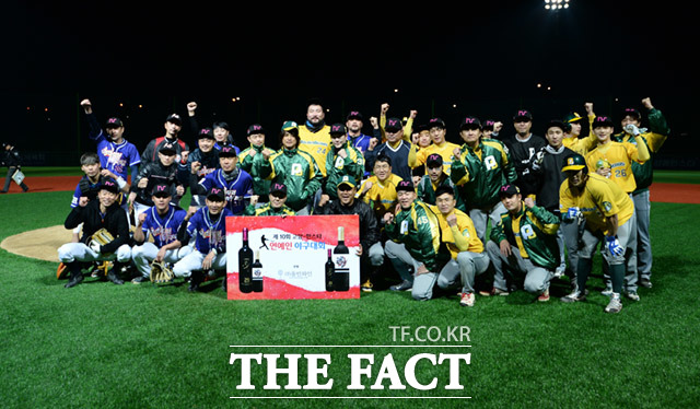 제10회 한스타 연예인 야구대회가 23일 오후 경기도 고양시 장항야구장에서 열린 가운데 폴라베어스와 천하무적이 화려한 경기를 펼치고 있다. /고양=임세준 기자