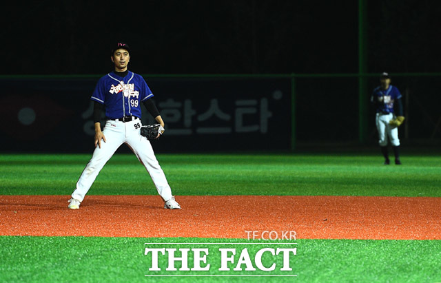 제10회 한스타 연예인 야구대회가 23일 오후 경기도 고양시 장항야구장에서 열린 가운데 폴라베어스와 천하무적이 화려한 경기를 펼치고 있다. /고양=임세준 기자