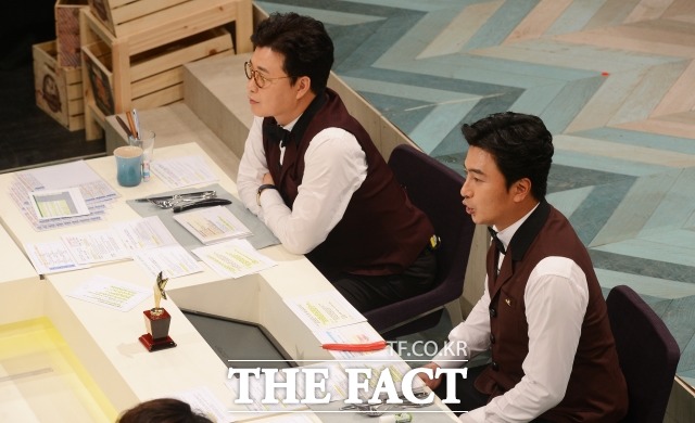 방송인 김성주-국가대표 축구선수 출신 안정환. 김성주 안정환은 1일 오후 10시 50분 방송되는 JTBC 예능 프로그램 '한끼줍쇼'에 출연한다. /더팩트 DB