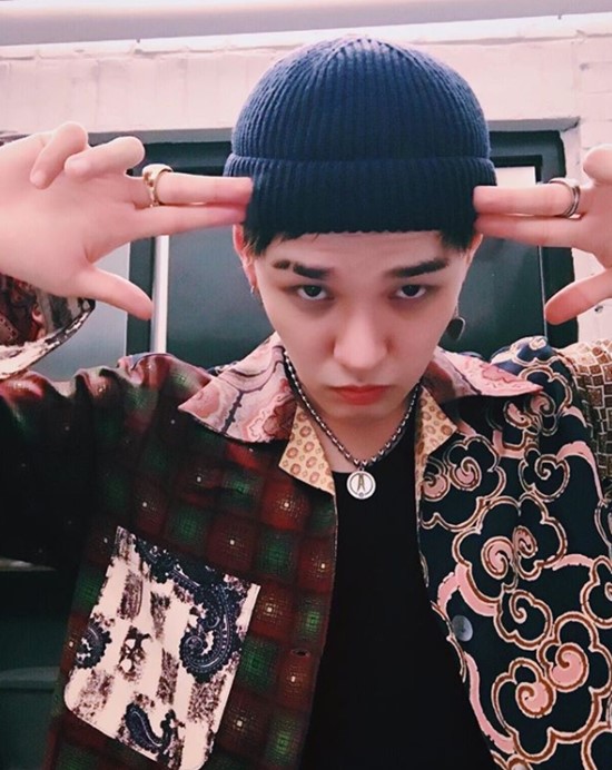 가수 딘. 26일 발표된 딘 신곡 '인스타그램'은 각종 음악 사이트에서 실시간 음원 순위 1위를 기록했다. /딘 인스타그램