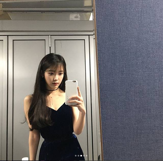 블랙 드레스 자태를 공개한 아이유가 '서울 가요대상'에서 최고 앨범상을 수상했다./아이유 SNS