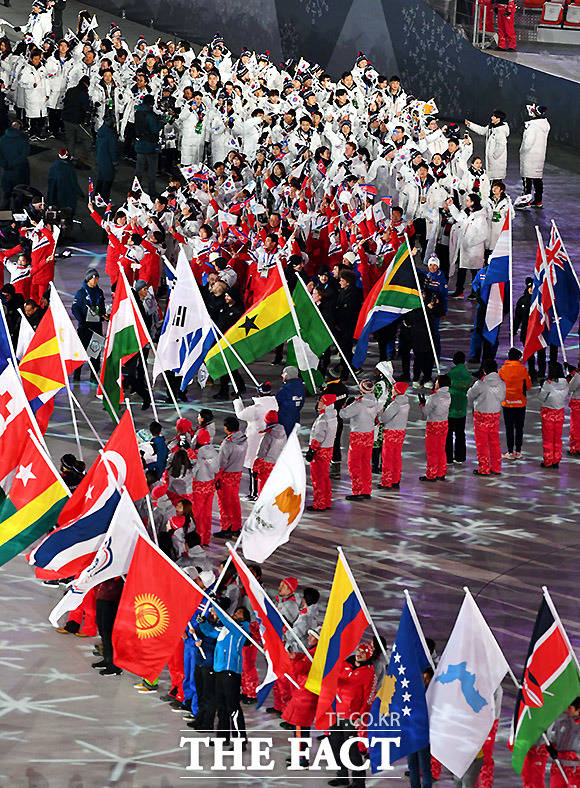 25일 오후 강원도 평창 올림픽 스타디움에서 진행된 2018 평창동계올림픽 폐회식에서 대한민국 선수단과 북한 선수단이 입장하고 있다. /임영무 기자