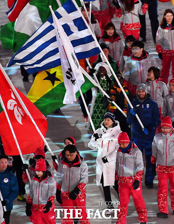 25일 오후 강원도 평창 올림픽 스타디움에서 진행된 2018 평창동계올림픽 폐회식에서 대한민국 선수단과 북한 선수단이 입장하고 있다. /임영무 기자