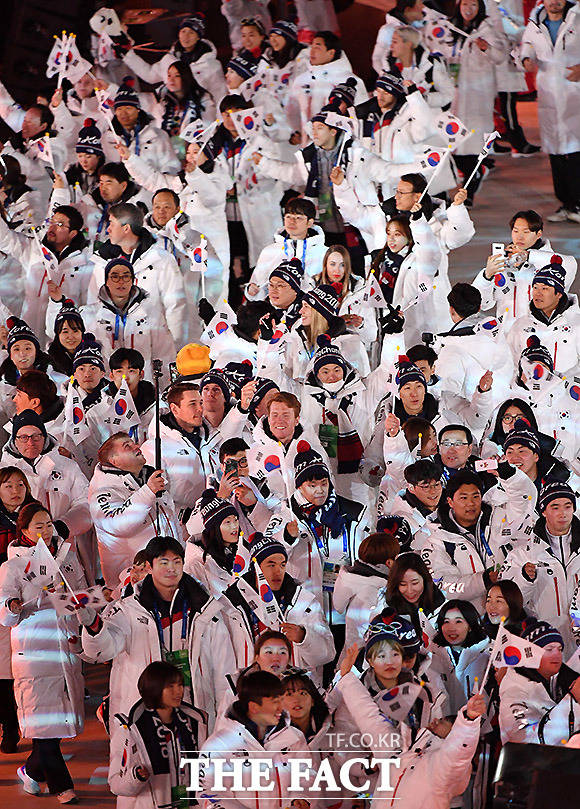 25일 오후 강원도 평창 올림픽 스타디움에서 진행된 2018 평창동계올림픽 폐회식에서 대한민국 선수단과 북한 선수단이 입장하고 있다. /임영무 기자