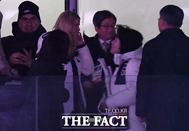 '2018 평창동계올림픽 폐회식'이 25일 오후 8시 강원도 평창 올림픽스타디움에서 열려 17일간의 여정을 마무리하고 대단원의 막을 내리고 있는 가운데 김정숙 여사(왼쪽)와 이방카 트럼프 백악관 보좌관이 나란히 앉아 있다. /2018.02.25 평창=임영무·남윤호기자