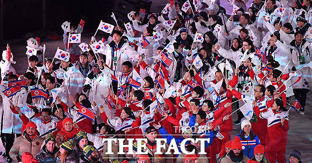 25일 오후 강원도 평창 올림픽 스타디움에서 진행된 2018 평창동계올림픽 폐회식에서 대한민국 선수단과 북한 선수단이 입장하고 있다. /임영무 기자