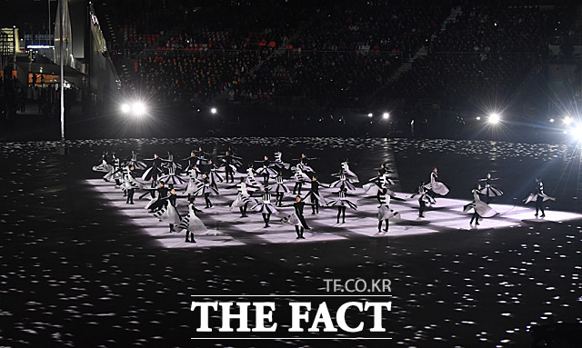 '2018 평창동계올림픽 폐회식'이 25일 오후 8시 강원도 평창 올림픽스타디움에서 열려 17일간의 여정을 마무리하고 대단원의 막을 내리고 있다. /임영무·남윤호기자