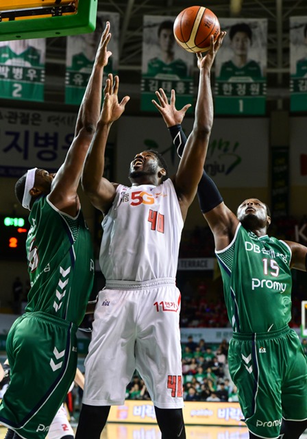  18일(수) 오후 7시에 잠실학생체육관에서 열리는 2017-18시즌 국내남자프로농구(KBL) 챔피언결정전 6차전 서울SK(홈)-원주DB(원정)전을 대상으로 농구토토매치 40회차를 발매된다./KBL제공