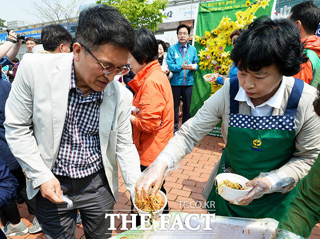 남북정상회담이 열리는 27일 오전 경기도 고양시 킨텍스 앞에서 시민들이 '남북정상회담 성공 개최를 위한 평화 비빔밥 비비기' 행사에 참가해 평화의 비빔밥을 비비고 있다. /이동률 인턴기자