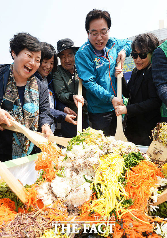 남북정상회담이 열리는 27일 오전 경기도 고양시 킨텍스 앞에서 시민들이 '남북정상회담 성공 개최를 위한 평화 비빔밥 비비기' 행사에 참가해 평화의 비빔밥을 비비고 있다. /이동률 인턴기자