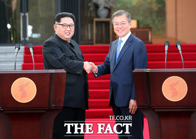 청와대는 판문점 선언의 국회 비준 절차에 나설 것으로 전망된 가운데 여야 정치권은 이를 놓고 기싸움을 예고했다. 사진은 문재인 대통령과 김정은 국무위원장이 27일 오후 판문점 평화의집 앞에서 남북정상회담 판문점선언을 발표한 후 악수를 나누는 모습./ 한국공동사진기자단