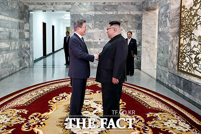 문재인 대통령과 김정은 북한 국무위원장이 26일 오후 판문점 북측 통일각에서 열린 '2차 남북정상회담'에서 포옹을 하고 있다. /청와대 제공