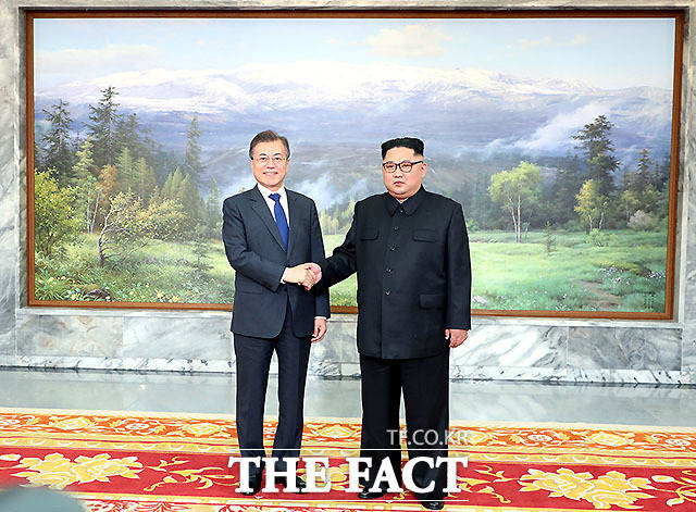 문재인 대통령과 김정은 북한 국무위원장이 26일 오후 판문점 북측 통일각에서 열린 '2차 남북정상회담'에서 포옹을 하고 있다. /청와대 제공