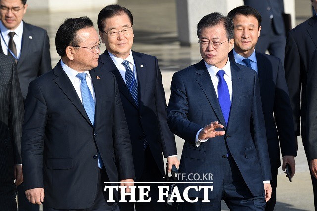 김부겸 행정안전부 장관이 더불어민주당 당권에 도전할지 관심사다. 사진은 한·중·일 정상회의에 참석하는 문재인 대통령이 5월 9일 오전 경기도 성남시 서울공항에서 김부겸 행정안전부 장관과 대화하며 전용기로 향하는 모습. /남윤호 기자