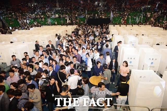 민주당은 8월 전대에서 대의원 현장 투표 45%, 권리당원 ARS 투표 40%, 일반 여론조사 15%(국민 10% + 일반당원 5%)가 각각 반영하기로 했다. 사진은 2016년 8월 27일 서울 방이동 올림픽공원 체조경기장에서 전당대회가 열린 가운데 당원들이 투표하는 모습. /더팩트DB