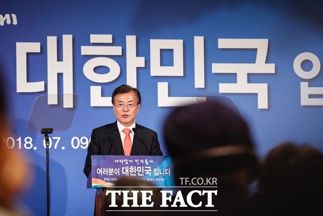 문재인 대통령은 12일 공개된 싱가포르 현지 언론과 사전 서면 인터뷰에서 종전선언과 관련해 