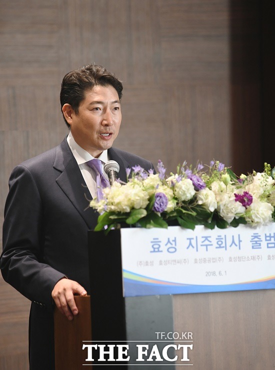 효성그룹이 지주회사 체제 전환을 선언한 지 한 달여 만인 13일 지주회사 ㈜효성과 신설된 사업회사가 효성티앤씨와 효성중공업, 효성첨단소재, 효성화학이 유가증권시장에 각각 재상장됐다. /효성그룹 제공