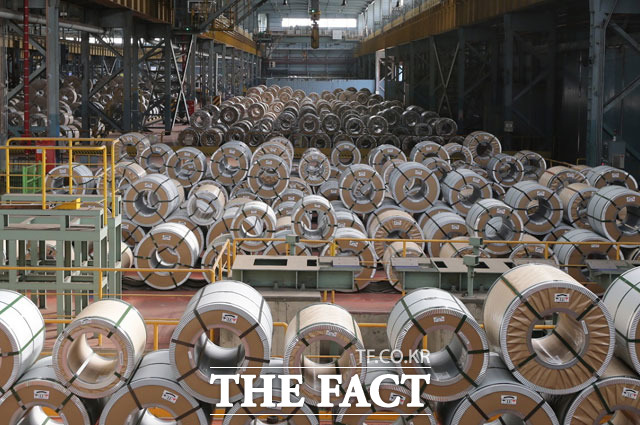 유럽연합이 19일 전 세계 철강제품에 세이프가드 잠정 조치를 실행했다. 사진은 포항제철소 냉연부 제품 전경. /뉴시스